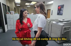Bố dượng trúng số nắc cùng lúc con nhỏ và em trợ lý riêng